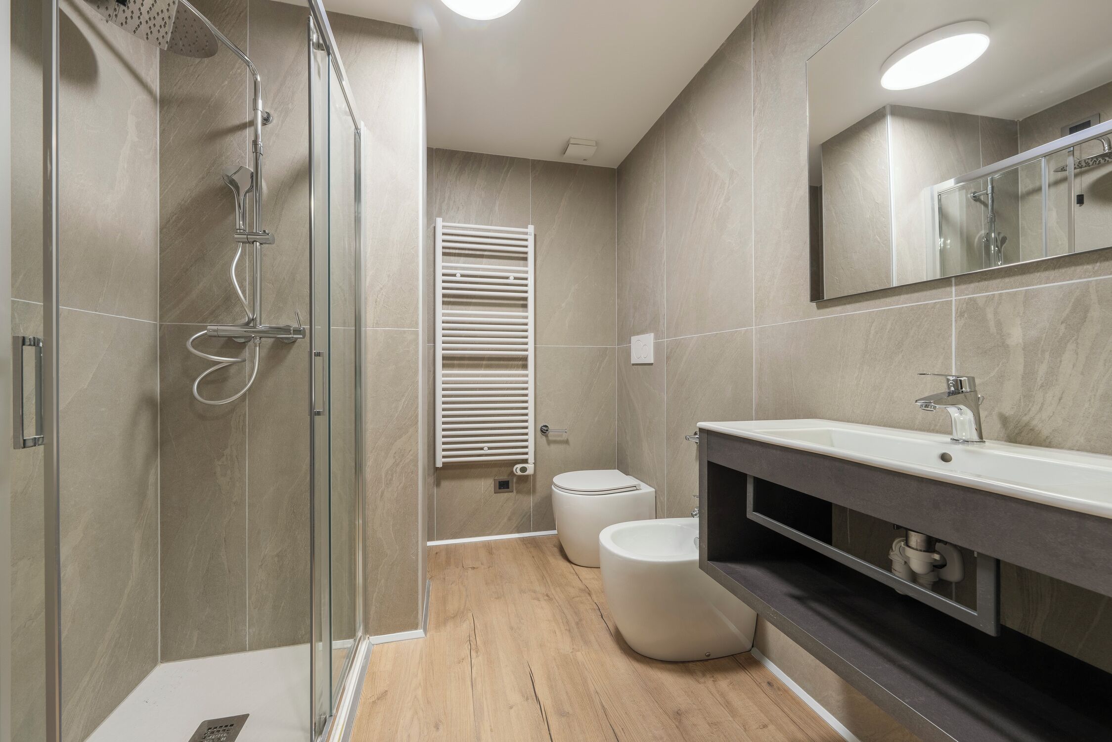 Vierbettzimmer | Badezimmer | Dusche, Haartrockner, Handtücher, Seife