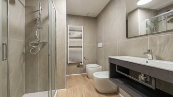 Vierbettzimmer | Badezimmer | Dusche, Haartrockner, Handtücher, Seife