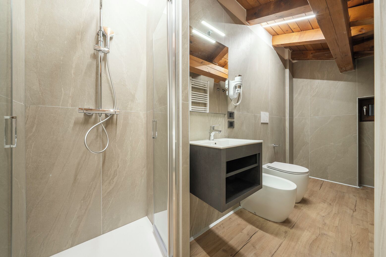 Camera tripla | Bagno | Doccia, asciugacapelli, bidet, asciugamani
