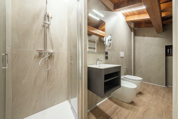 Triple Room | Bathroom | Shower, hair dryer, bidet, towels - Hotel Sorapis (San Vito di Cadore)