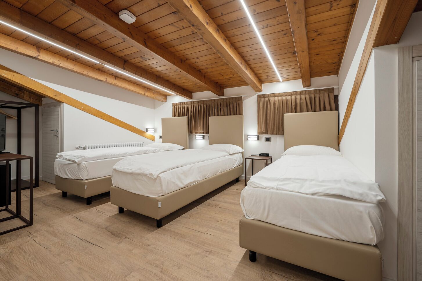 Dreibettzimmer | Schreibtisch, kostenloses WLAN, Bettwäsche