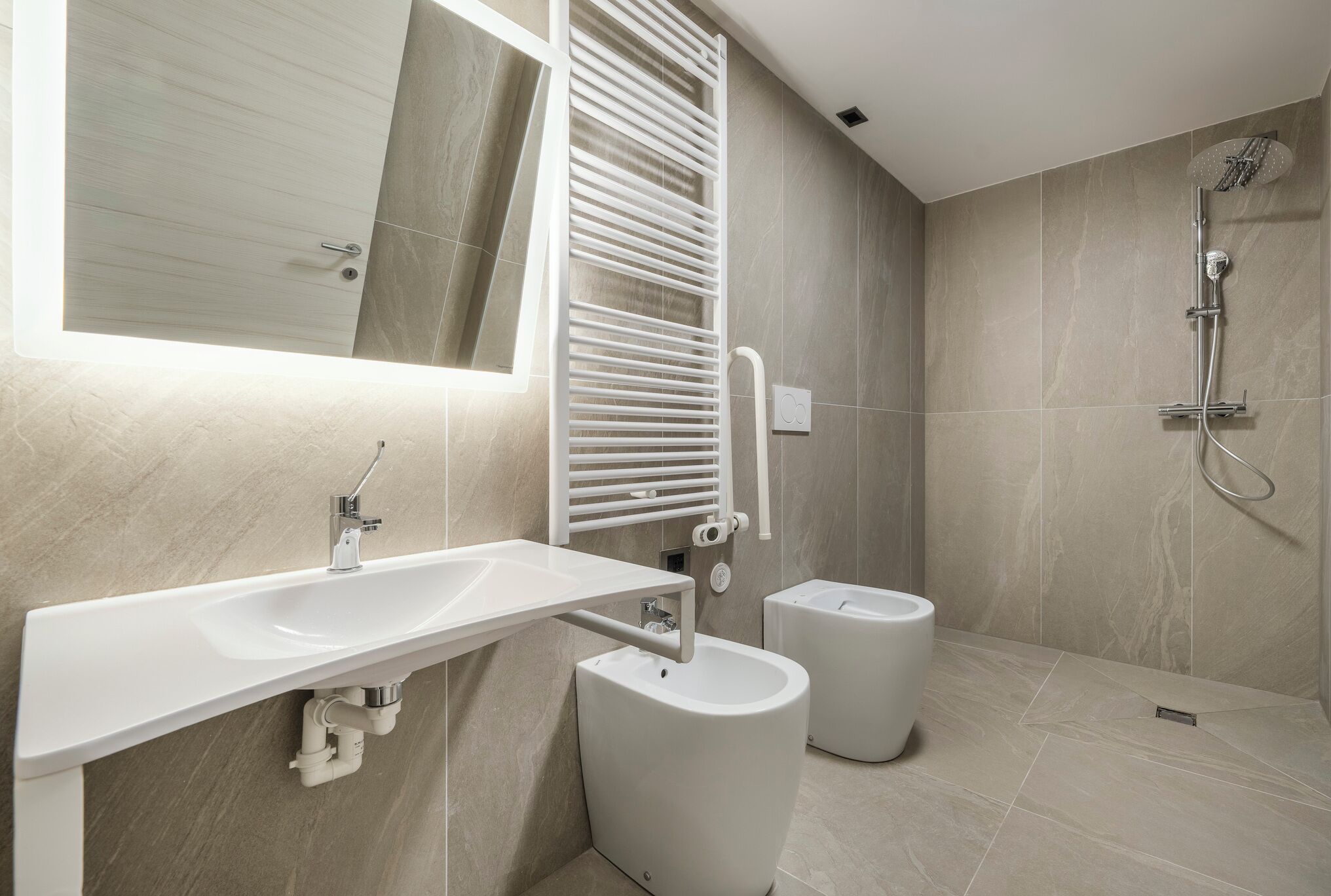 Family Room | Bathroom | Shower, hair dryer, towels, soap