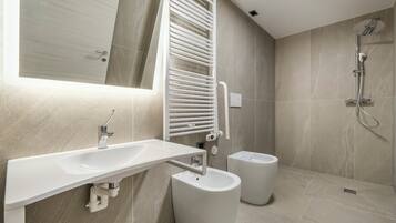 Family Room | Bathroom | Shower, hair dryer, towels, soap