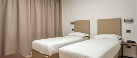 Habitación con 1 cama doble o 2 individuales | Escritorio, wifi gratis, ropa de cama