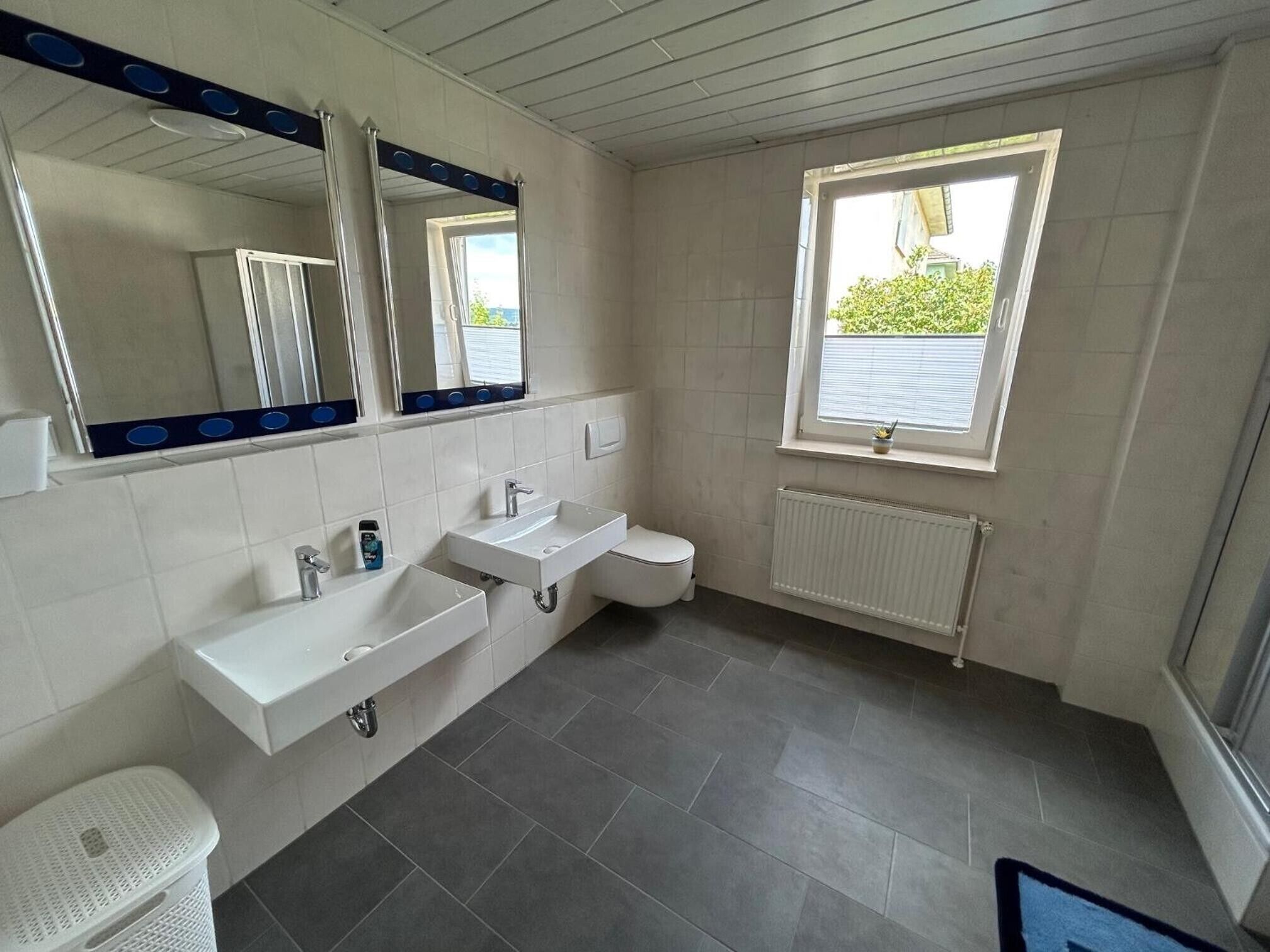 Douche, sèche-cheveux, serviettes fournies