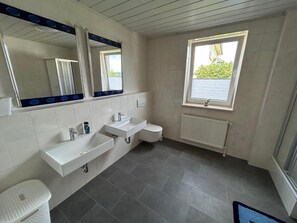 Dusche, Haartrockner, Handtücher
