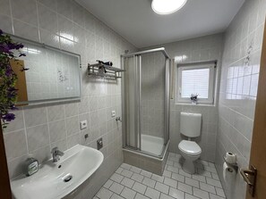 Een douche, een haardroger, handdoeken