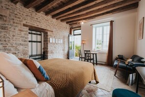 Habitación Deluxe doble, balcón, vistas al viñedo | Wifi gratis y ropa de cama