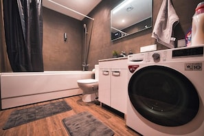 Deluxe Studio, 1 Queen Bed, Air conditioning, City View | Bathroom | Hair dryer, heated floors, towels, soap - Modern central Apt with AC parking gym (Riga)