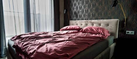 LÀgenhet Superior - 1 queensize-sÀng med bÀddsoffa - luftkonditionering - utsikt mot staden | Individuell inredning, unika möbler och strykjÀrn/strykbrÀda