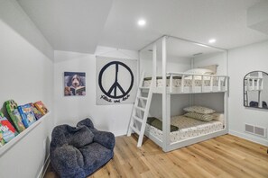 Tabla de planchar con plancha, wifi y ropa de cama 