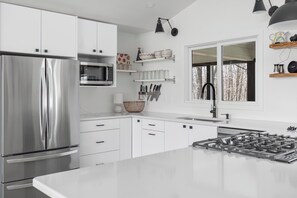 Refrigerador, microondas, horno, placa de cocina