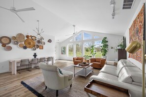 Televisión, chimenea, estéreo