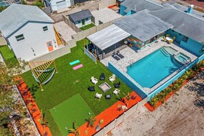 Exterior - Groovy 5 Bed Getaway in the heart of St Pete (St. Petersburg)