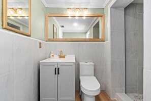 Shower, hair dryer, towels, soap - Groovy 5 Bed Getaway in the heart of St Pete (St. Petersburg)