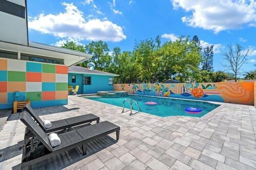 Groovy 5 Bed Getaway in the heart of St Pete