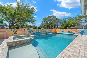Pool - Groovy 5 Bed Getaway in the heart of St Pete (St. Petersburg)