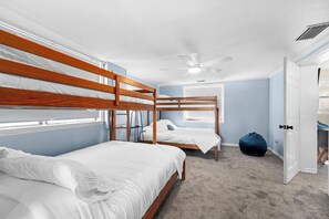 Room - Groovy 5 Bed Getaway in the heart of St Pete (St. Petersburg)