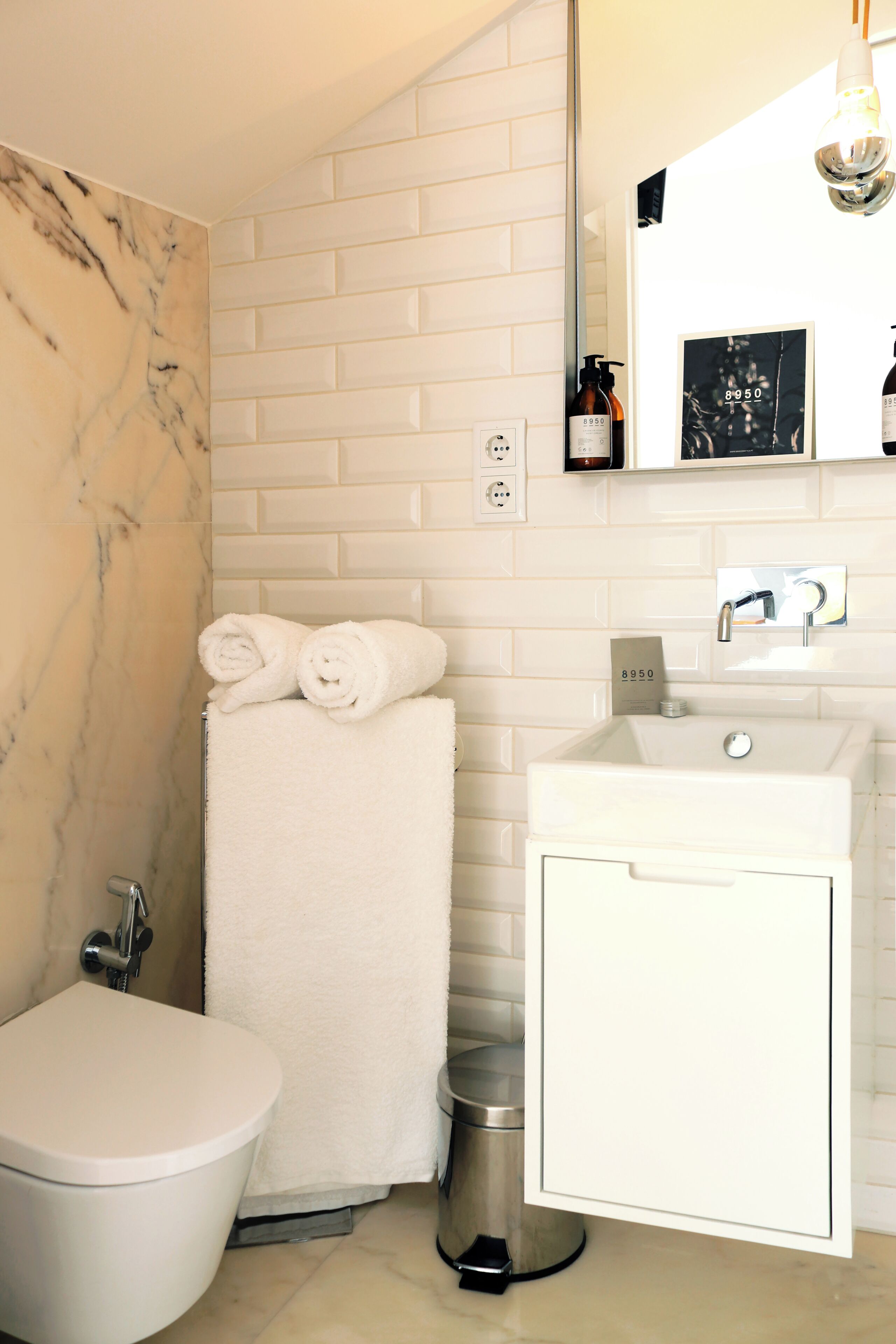 Haartrockner, Handtücher, Seife, Toilettenpapier