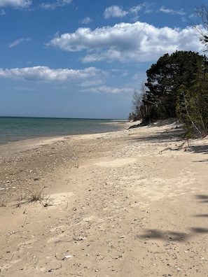 On the beach - Beautiful Lake Huron Beachfront Home with amazing views of sunrises and sunsets! (Rogers City)