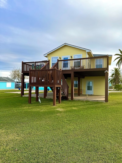 water front home on matagorda bay sleeps 8 just 1 block from boat ramp beach