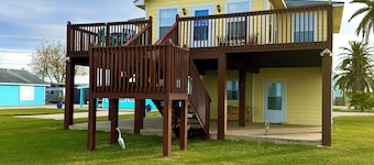 water front home on matagorda bay sleeps 8 just 1 block from boat ramp beach