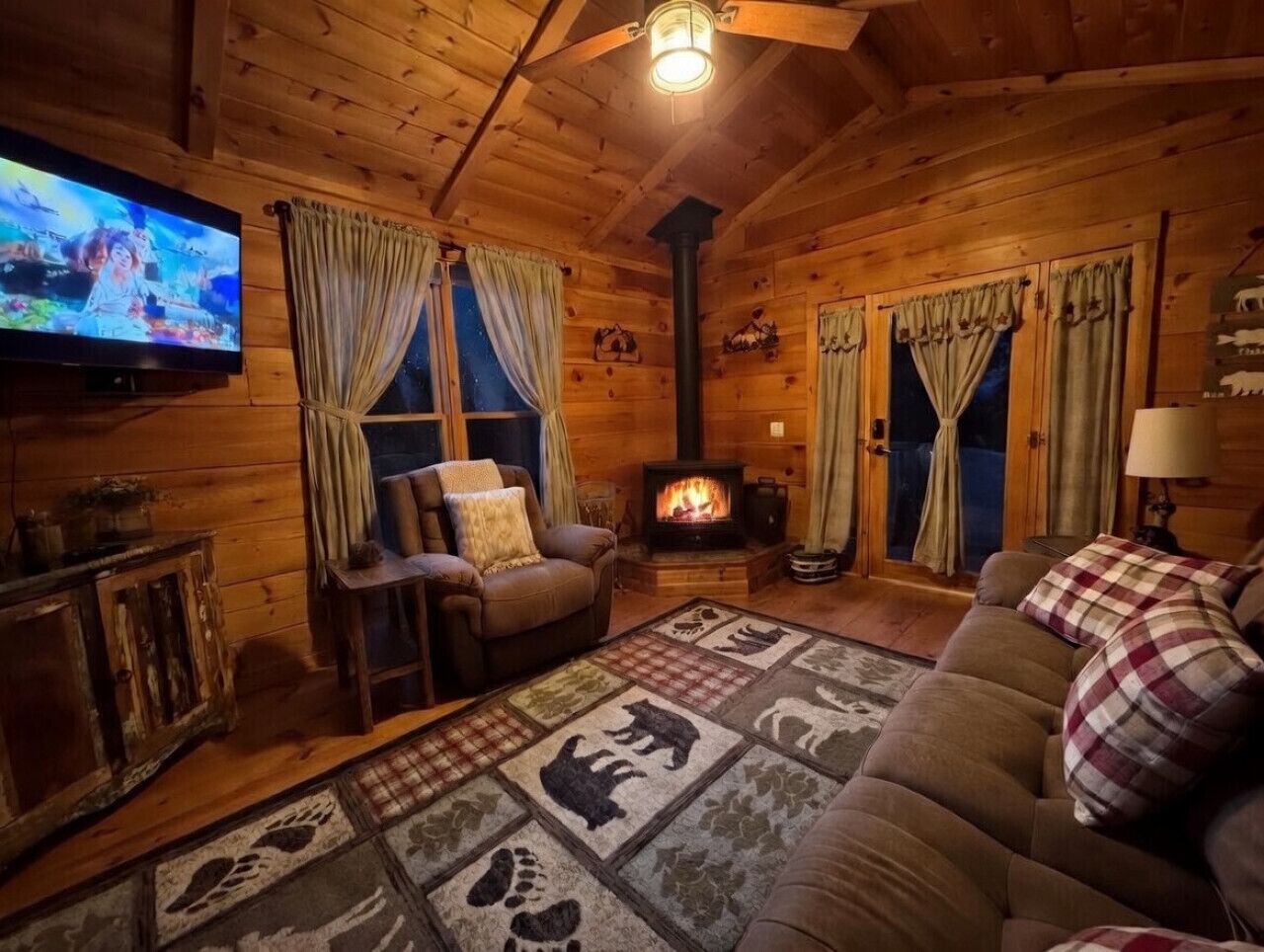 White Pine Cabin; 15 Minutes To The Polar Express! - Bryson City, NC