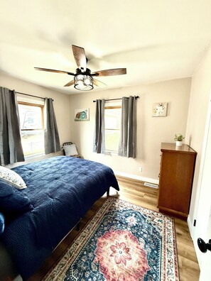 Iron/ironing board, WiFi, bed sheets - Blue Bungalow (Cedar Rapids)