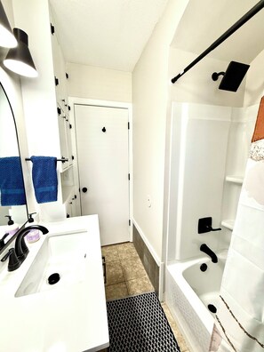 Hair dryer, towels, toilet paper - Blue Bungalow (Cedar Rapids)
