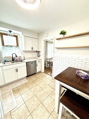 Private kitchen - Blue Bungalow (Cedar Rapids)