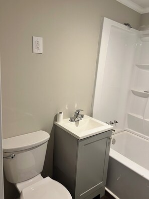ヘアドライヤー、タオル、石鹸、トイレットペーパー