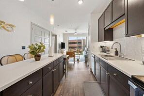Private kitchen - UptownVibes Central Sq Retreat+Pool, Gym+EV (Frisco)