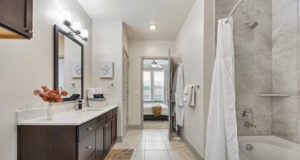 UptownVibes Central Sq Retreat+Pool, Gym+EV