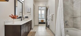 UptownVibes Central Sq Retreat+Pool, Gym+EV