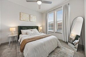 Room - UptownVibes Central Sq Retreat+Pool, Gym+EV (Frisco)