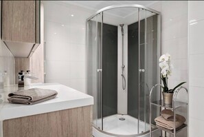 Shared Dormitory, 2 Bedrooms, Fireplace | Bathroom - Room-spacious 3BR Home Peaceful Neighb (Lier)