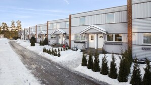 A row of modern, single-story buildings with uniform exterior design, featuring large windows and a brick chimney. - Room-spacious 3BR Home Peaceful Neighb (Lier)