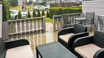 Felles sovesal, 2 soverom, peis | Terrasse/patio