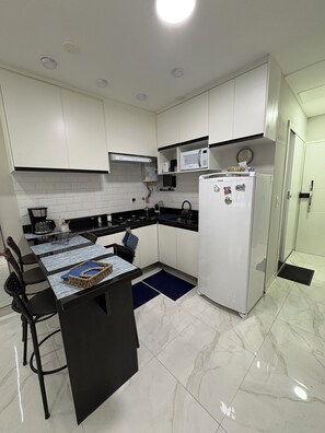 Fridge, microwave, coffee/tea maker, electric kettle - Magnificent sea view in Copacabana (Rio de Janeiro)