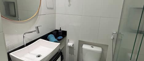 Secadora de cabello, toallas, papel de baño