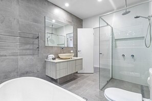 Hair dryer, towels - Marlin Cove Waterfront Villa (Palm Beach)