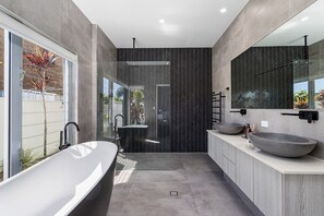 Hair dryer, towels - Marlin Cove Waterfront Villa (Palm Beach)