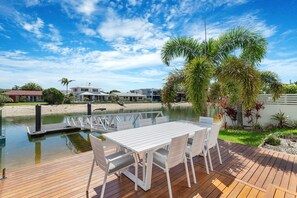 Outdoor dining - Marlin Cove Waterfront Villa (Palm Beach)