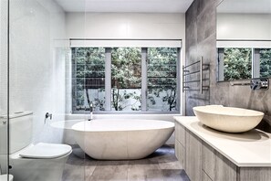 Hair dryer, towels - Marlin Cove Waterfront Villa (Palm Beach)