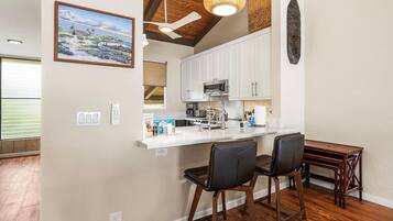 Condo, varias camas (KKSR#4303 Direct Oceanfront, Top Floo) | Cocina privada