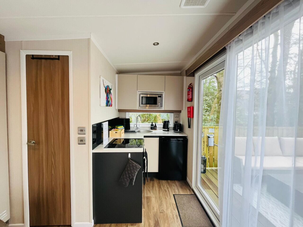 Kühlschrank, Mikrowelle, Toaster, Kochgeschirr/Geschirr/Besteck