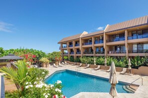 คอนโด, เตียงควีนไซส์ 1 เตียง และโซฟาเบด (Kona Pacific E629) | สระว่ายน้ำ
