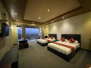 Habitació quàdruple familiar, balcó, vistes a la muntanya | Escriptori, espai de treball apte per a portàtils i wifi gratuïta 