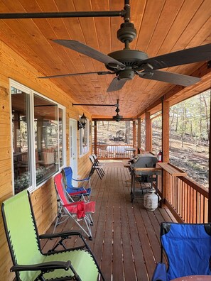 Outdoor dining - Terrific 2-bedroom country house in charming Woodland Park (Woodland Park)