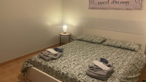 A neatly made bed with patterned bedding, a bedside lamp, and a wall sign with the text 'sweet dreams.' - Oasi del Silenzio Apartment in Relais with panoramic SPA (Piea)